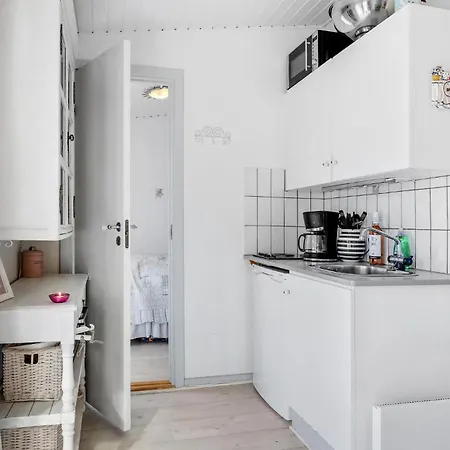 2 Bedroom Lovely In Lägenhet Neksø