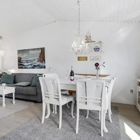 2 Bedroom Lovely In Lägenhet